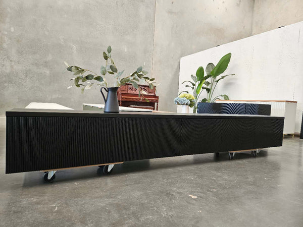 Wall-mounted curved edges TV unit