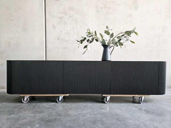 Wall-mounted curved edges TV unit